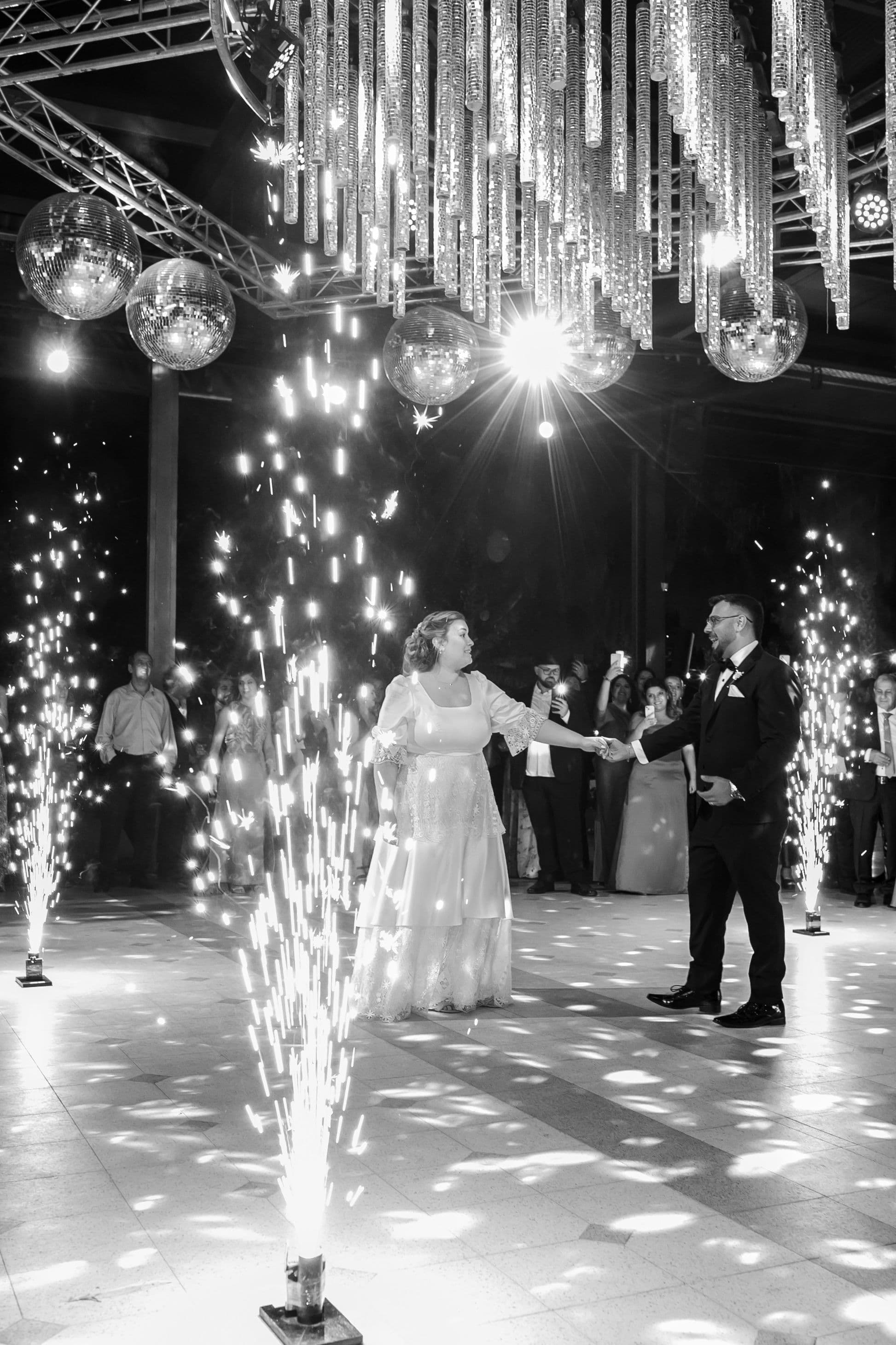 Artificii tip vulcan la dansul mirilor Bloom Events