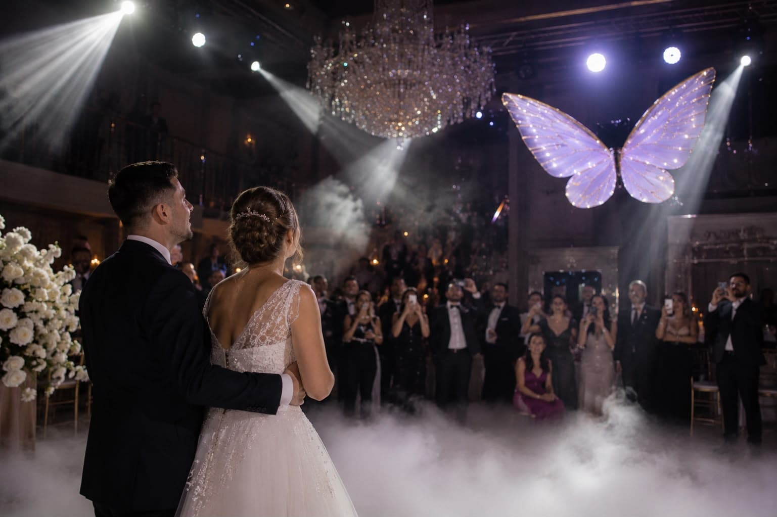 Fluture bionic urias deasupra mirilor Bloom Events